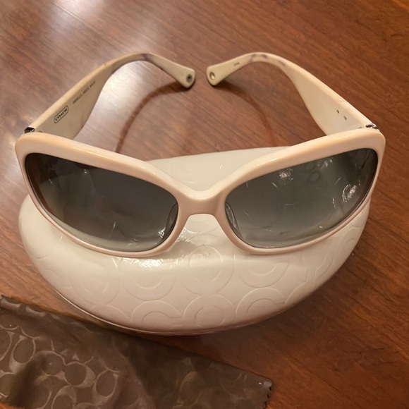 COACH WHITE ARABELLA SUNGLASSES. EXCELLENT CONDITION. WHITE EMBOSSED CASE. EUC - Picture 4 of 15